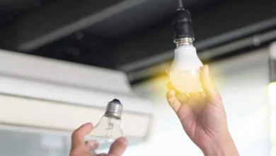 Troca de lâmpada para reduzir consumo de energia e economizar na conta de luz