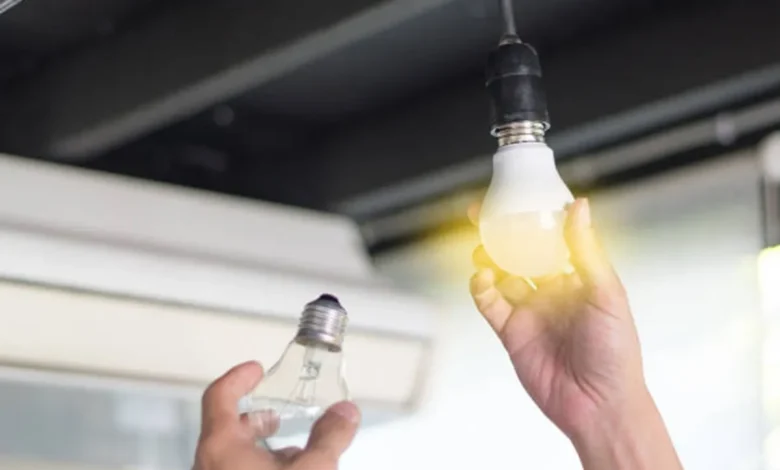 Troca de lâmpada para reduzir consumo de energia e economizar na conta de luz