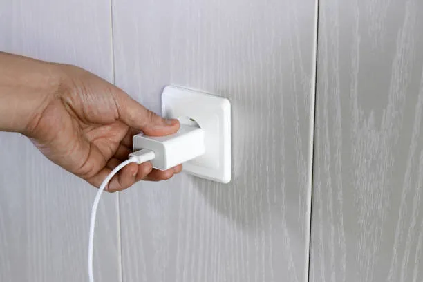 Desconectar carregadores e aparelhos da tomada para evitar gasto de energia