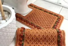 Jogo de banheiro em crochê laranja com detalhes verdes e texturas artesanais, elegante e clássico