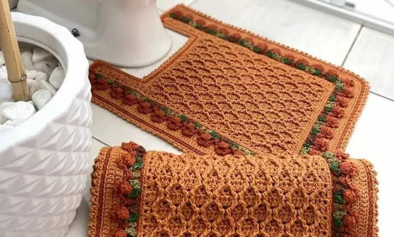Jogo de banheiro em crochê laranja com detalhes verdes e texturas artesanais, elegante e clássico