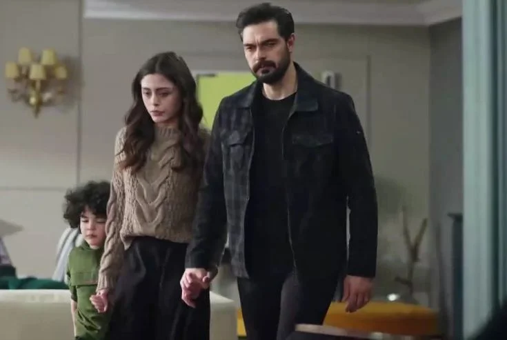Cena da série turca Emanet com os protagonistas principais caminhando juntos, mostrando o vínculo familiar