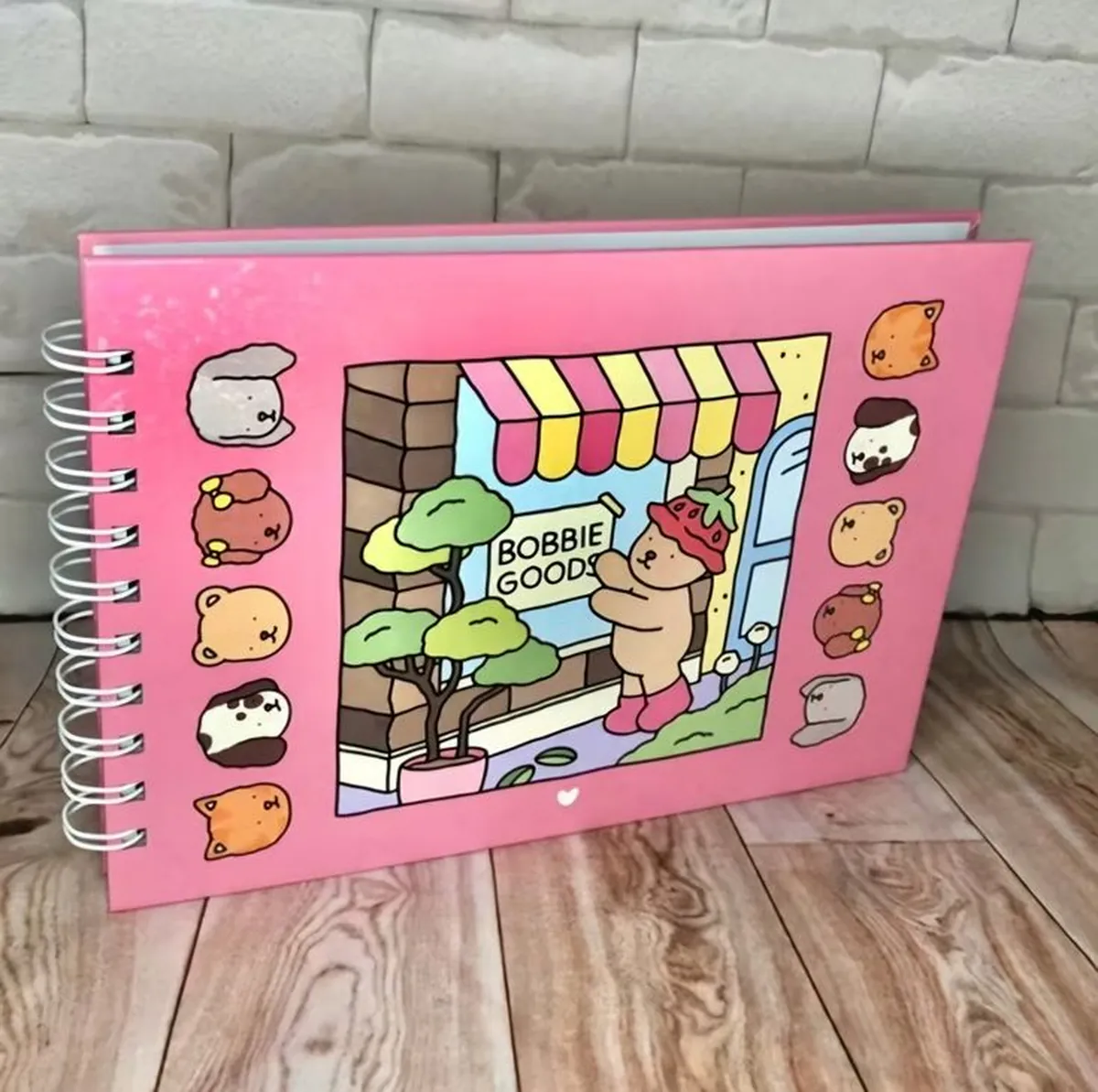 Caderno ilustrado da Bobbie Goods com capa rosa e desenhos de bichinhos fofos