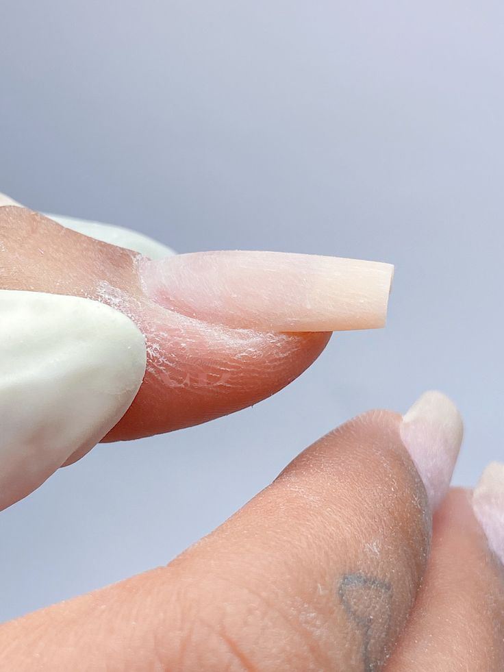 Unhas de gel com base lixada mostrando preparação para renovação