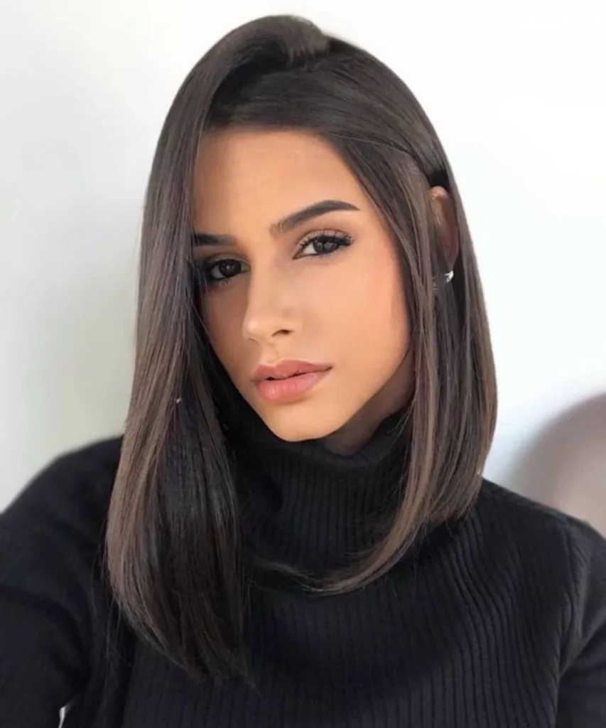 Mulher com corte long bob longo, ideal para suavizar traços de rosto redondo