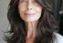 Mulher 50+ com cabelo longo em camadas, leve, solto e cheio de movimento