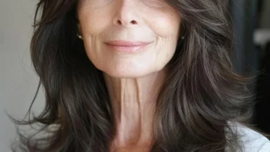 Mulher 50+ com cabelo longo em camadas, leve, solto e cheio de movimento