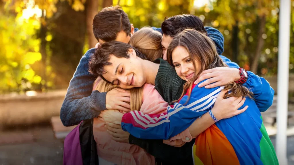 Grupo de amigos se abraçando em cena emocionante de Love 101, série turca da Netflix.