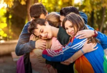Grupo de amigos se abraçando em cena emocionante de Love 101, série turca da Netflix.