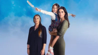 Imagem promocional da novela turca 'Mãe', exibida pela Record, com três personagens principais em primeiro plano