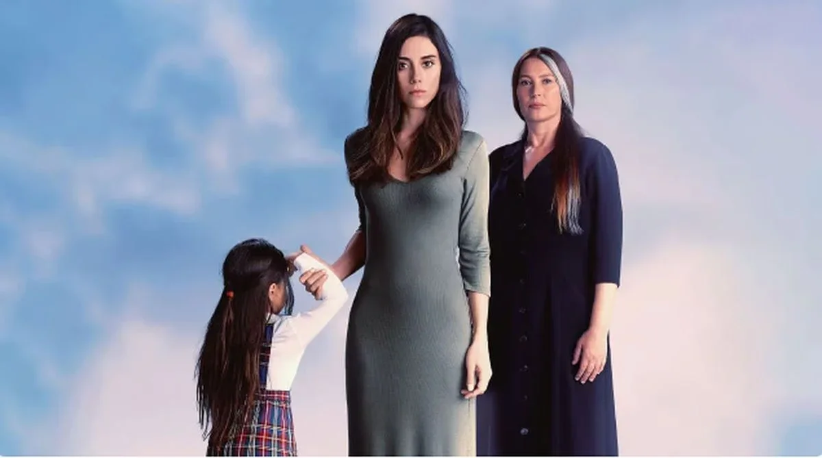 Imagem promocional da novela turca 'Mãe', com destaque para as protagonistas em primeiro plano