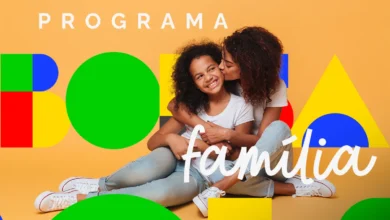 Mãe abraçando e beijando a filha em fundo colorido com formas geométricas, ilustrando o programa Bolsa Família