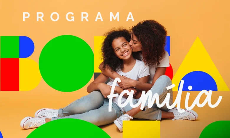 Mãe abraçando e beijando a filha em fundo colorido com formas geométricas, ilustrando o programa Bolsa FamÃlia