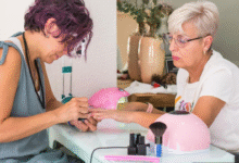 Mulher madura cuidando das unhas em salão de beleza com manicure profissional