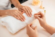 Mulher fazendo as unhas em salão de beleza, representando cuidados com unhas decoradas em gel para mulheres acima de 50 anos