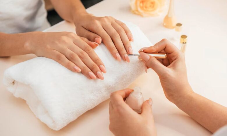 Mulher fazendo as unhas em salão de beleza, representando cuidados com unhas decoradas em gel para mulheres acima de 50 anos