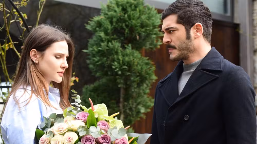 Cena marcante da novela turca Marasli, mostrando o protagonista em momento de tensão.