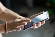 Mulher tentar fazer limpeza de memória cheia do celular