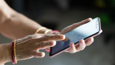 Mulher tentar fazer limpeza de memória cheia do celular