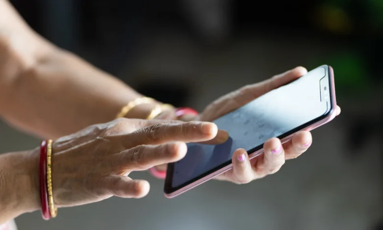 Mulher tentar fazer limpeza de memória cheia do celular