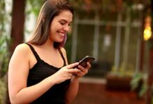 Mulher feliz lendo mensagem de fim de semana no celular ao ar livre