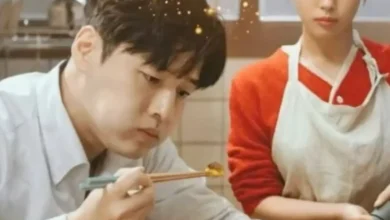 Jovem comendo comida asiática com hashis, enquanto mulher observa.