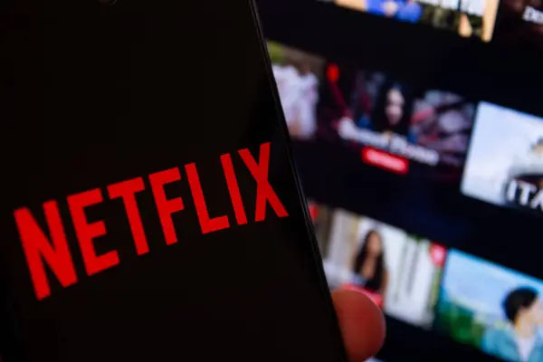 Aplicativo Netflix aberto em smartphone mostrando conteúdo de novelas turcas