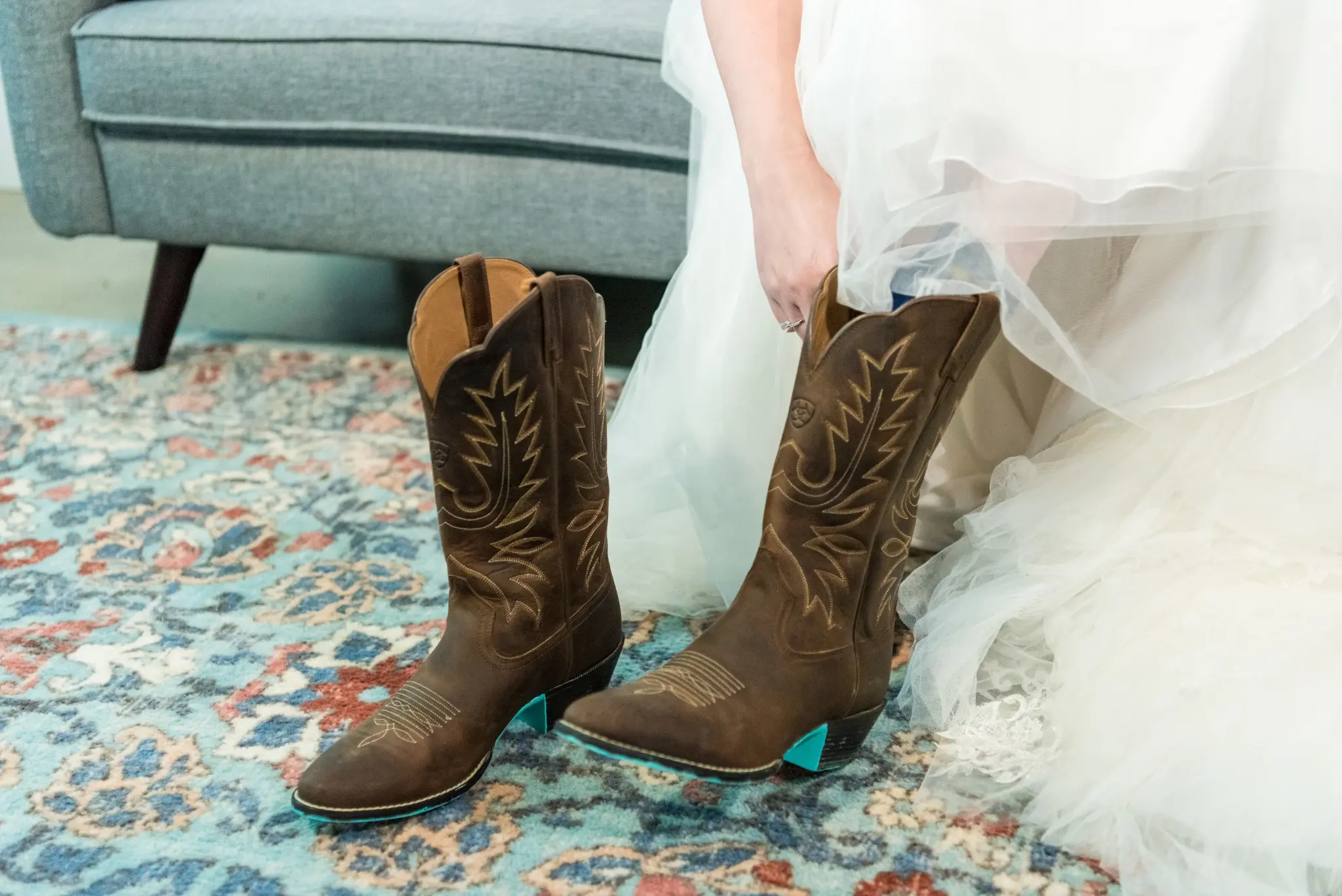 botas Western marrons com detalhes em azul