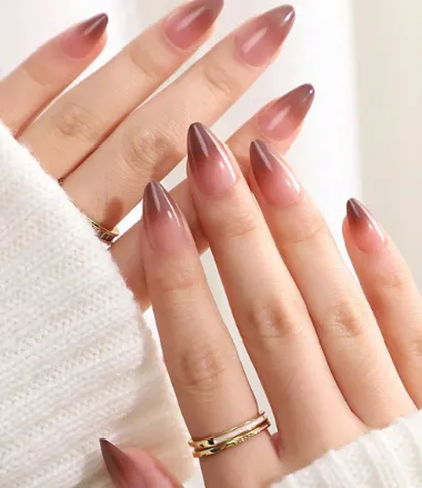 Unhas ombré em tons terrosos, com a cor Mocha Mousse criando um efeito degradê elegante