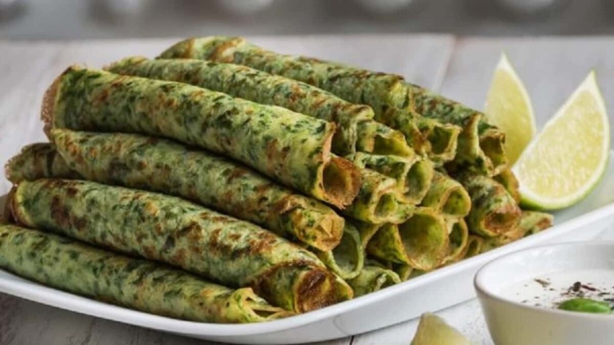 Prato com várias panquecas de espinafre enroladas e douradas
