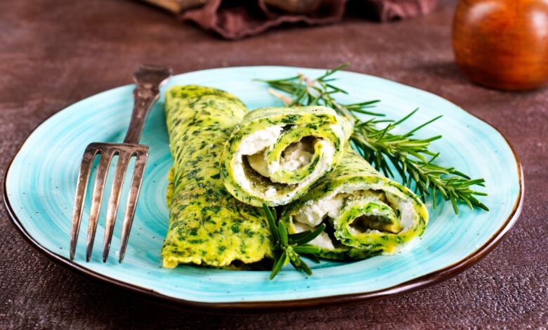 Panquecas verdes com recheio cremoso de queijo e espinafre em prato azul