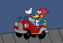 Pica-Pau acenando de um carro vermelho, representando suas travessuras e personalidade irreverente.