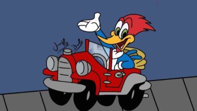 Pica-Pau acenando de um carro vermelho, representando suas travessuras e personalidade irreverente.