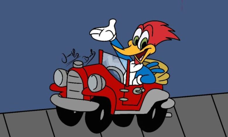 Pica-Pau acenando de um carro vermelho, representando suas travessuras e personalidade irreverente.
