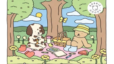 Cena fofa de um piquenique entre um ursinho e um cachorrinho, com livros de colorir e itens de verão no gramado