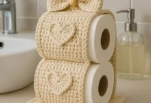 Porta-papel higiênico de crochê com dois rolos decorado com laço e corações