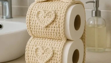 Porta-papel higiênico de crochê com dois rolos decorado com laço e corações