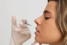 Mulher recebendo preenchimento labial com procedimento estético de injeção