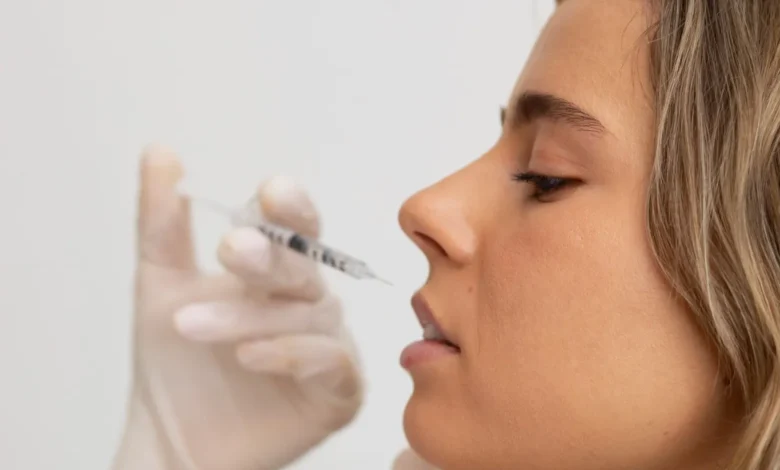 Mulher recebendo preenchimento labial com procedimento estético de injeção