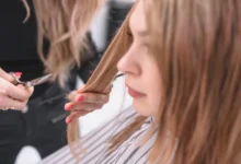 Estilista cortando cabelo longo em camadas para dar mais leveza e movimento.