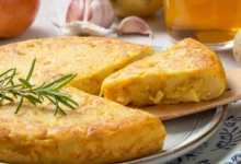 Quiche de queijo e alho-poró dourada, perfeita para o jantar