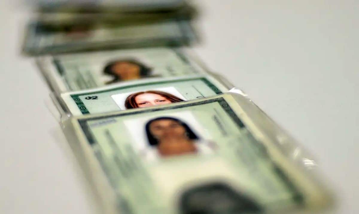 Documentos de identidade (RGs) de pessoas em fila, representando serviços essenciais oferecidos pela comunidade.