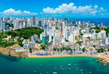 Vista aérea de Salvador, mostrando a mistura entre o litoral e a área urbana da cidade