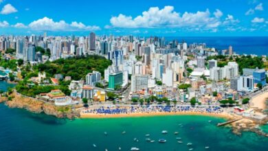 Vista aérea de Salvador, mostrando a mistura entre o litoral e a área urbana da cidade