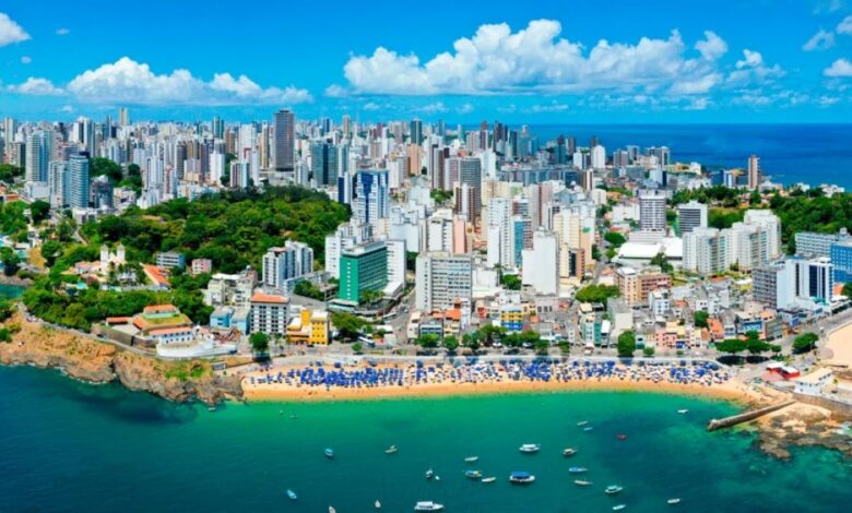 Vista aérea de Salvador, mostrando a mistura entre o litoral e a área urbana da cidade