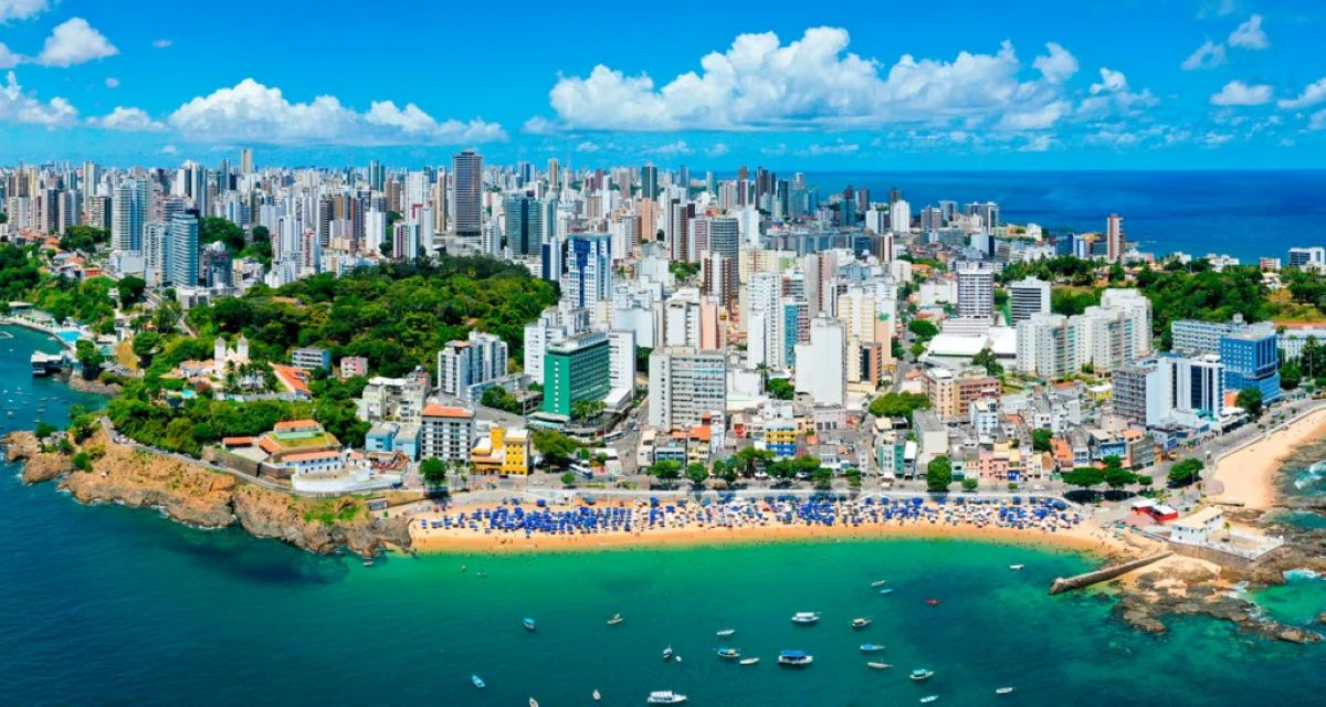 Vista aérea de Salvador, mostrando a mistura entre o litoral e a área urbana da cidade