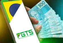 Celular com app do FGTS e dinheiro simbolizando o saque-aniversário