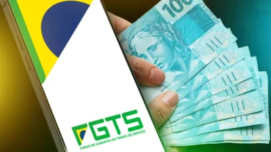 Celular com app do FGTS e dinheiro simbolizando o saque-aniversário