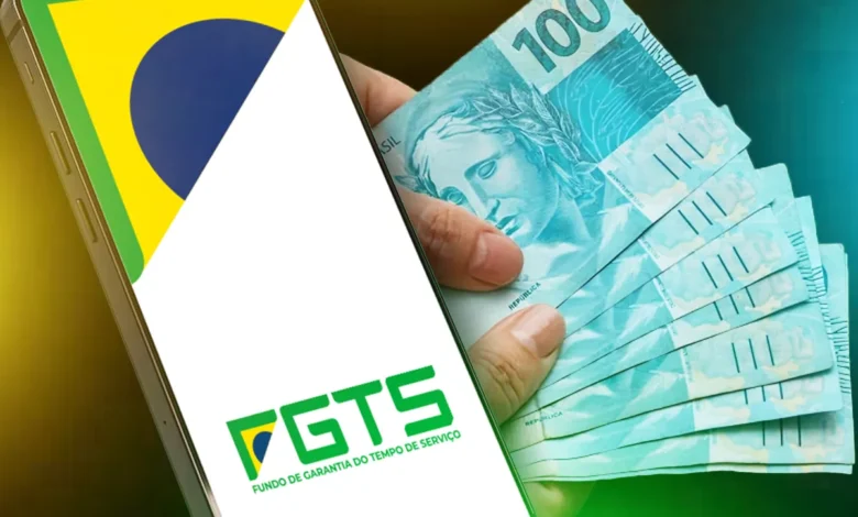 Celular com app do FGTS e dinheiro simbolizando o saque-aniversário