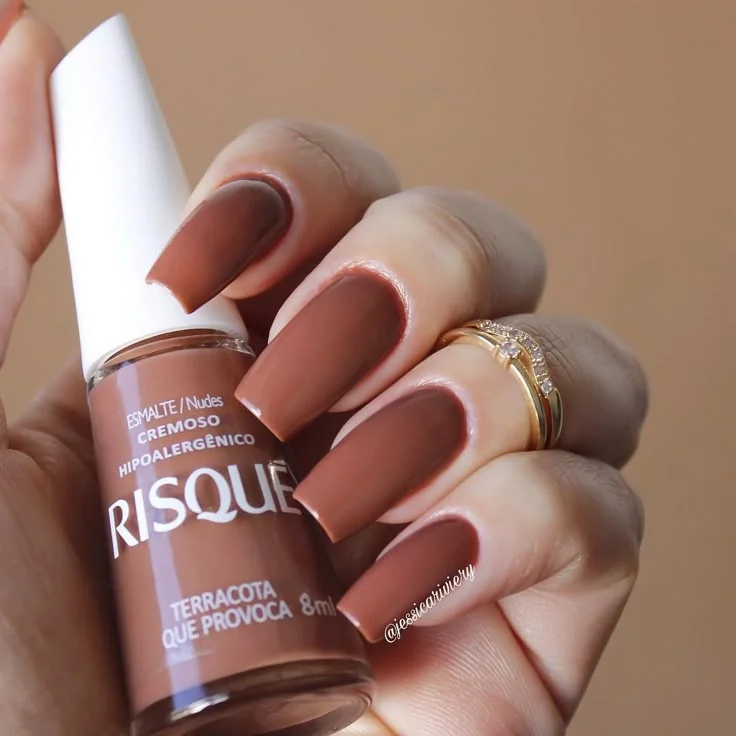 Unhas esmaltadas com Risqué hipoalergênico em tom terracota cremoso